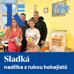 David a Ondřej Kašovi z HC Verva Litvínov předávali dárky v kadaňské nemocnici. Foto: nemkadan.cz