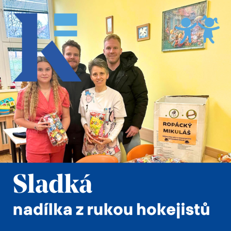 David a Ondřej Kašovi z HC Verva Litvínov předávali dárky v kadaňské nemocnici. Foto: nemkadan.cz